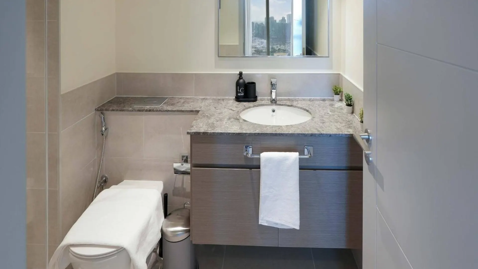 Apartment Chic 2-Bedroom Downtown Gem Dubai